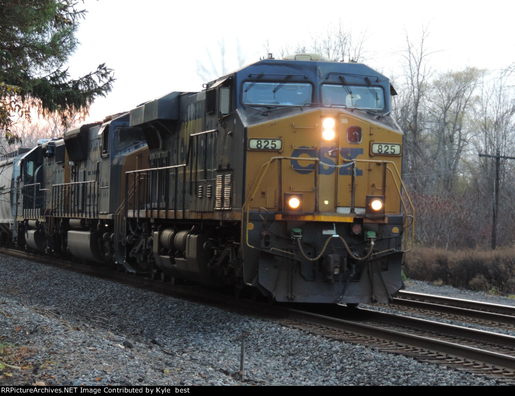 CSX 825 on M626